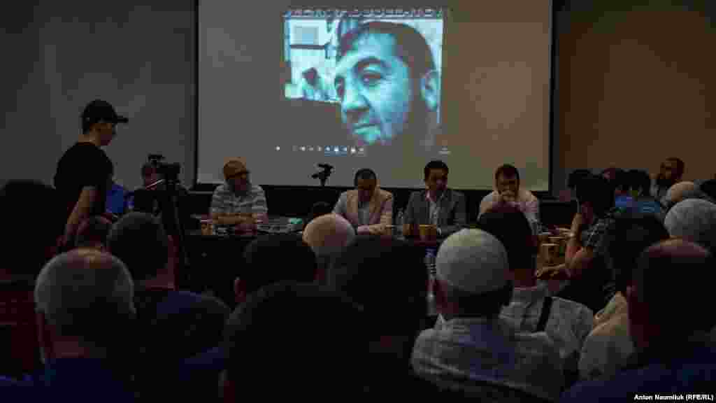 Поки тривало засідання, на стіні транслювали портрет Узеїра Абдуллаєва&nbsp;&ndash; фігуранта &laquo;справи Хізб ут-Тахрір&raquo;, заарештованого восени 2016 року