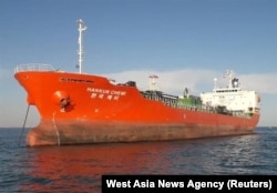 A South Korean-flagged oil tanker sails in Persian Gulf waters. (file photo)