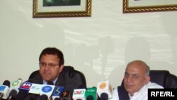 عمر زاخیلوال و  اشرف غنی احمدزی دو تن از مسوولین برگزاری کنفرانس بین المللی کابل