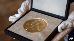 Medalja e Çmimit Nobel. Fotografi ilustruese. 