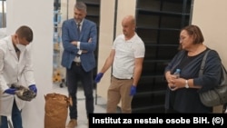 Radi se o 868 slučajeva koji se sastoje od nekoliko hiljada pojedinačnih predmeta odjeće i obuće.