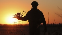 Українській військовослужбовець із дроном FPV поблизу лінії фронту в Запорізькій області, 25 вересня 2025 року