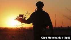Українській військовослужбовець із дроном FPV поблизу лінії фронту в Запорізькій області, 25 вересня 2025 року