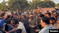 د خیبرپښتونخوا اعلی وزیر د خلکو منځ کې - عکس پخوانی دی