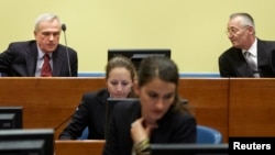 Ponovljeno suđenje Jovici Stanišiću (gore lijevo) i Franku Simatoviću (gore desno), posljednji je proces pred Haškim sudom u kojem se utvrđuje da li su zvaničnici Srbije bili odgovorni za ratne zločine u Hrvatskoj i BiH.(Foto: Hag 30. maja 2013.) 