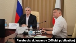 Вице-премьер российского правительства Крыма Евгений Кабанов (справа) и российский глава Крыма Сергей Аксенов
