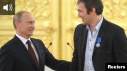 Президент России Владимир Путин и хоккеист Александр Овечкин 