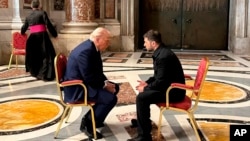 АҚШ президеті Дональд Трамп (сол жақта) пен Украина президенті Владимир Зеленский оңаша сөйлесіп отыр. Ватикан, 26 сәуір, 2025 жыл.