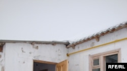 Аққыстаудағы "құс күркесі" атанып кеткен үйлердің бірінің көрінісі. Атырау облысы, 2 ақпан 2009 ж.
