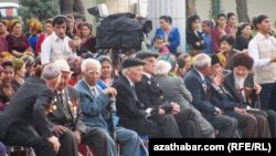 Türkmenistanda Ikinji Jahan urşunda gazanylan ýeňşin ýyl dönüminiň hormatyna bagyşlanylyp uruş we zähmet weteranlaryna sowgat gowşuryş dabaralary hem-de dürli hili baýramçylyk çäreleri gurnaldy.
