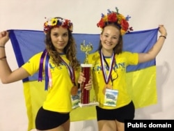 Анастасія Василевська із бронзовою нагородою чемпіонату Європи з черлідінгу (фото зі сторінки у Фейсбук Вікторії Василевської)