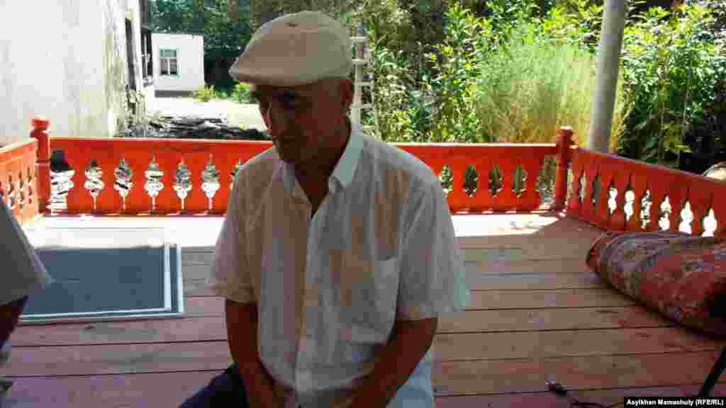Этнический таджик Махмуджан Азимжанов сказал, что в ночь на вторник домой пришло около сотни молодых людей. Члены его семьи вынуждены были бежать.