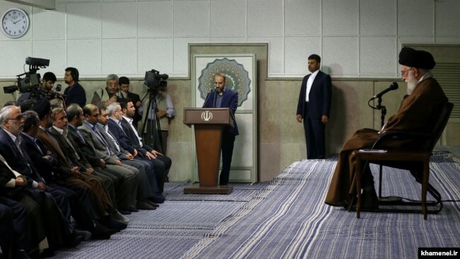عکسی از دیدار مدیران صداوسیما با رهبر جمهوری اسلامی در سال ۱۳۹۴ که حسین محمدی نیز در آن حضور دارد (نفر اول سمت چپ)