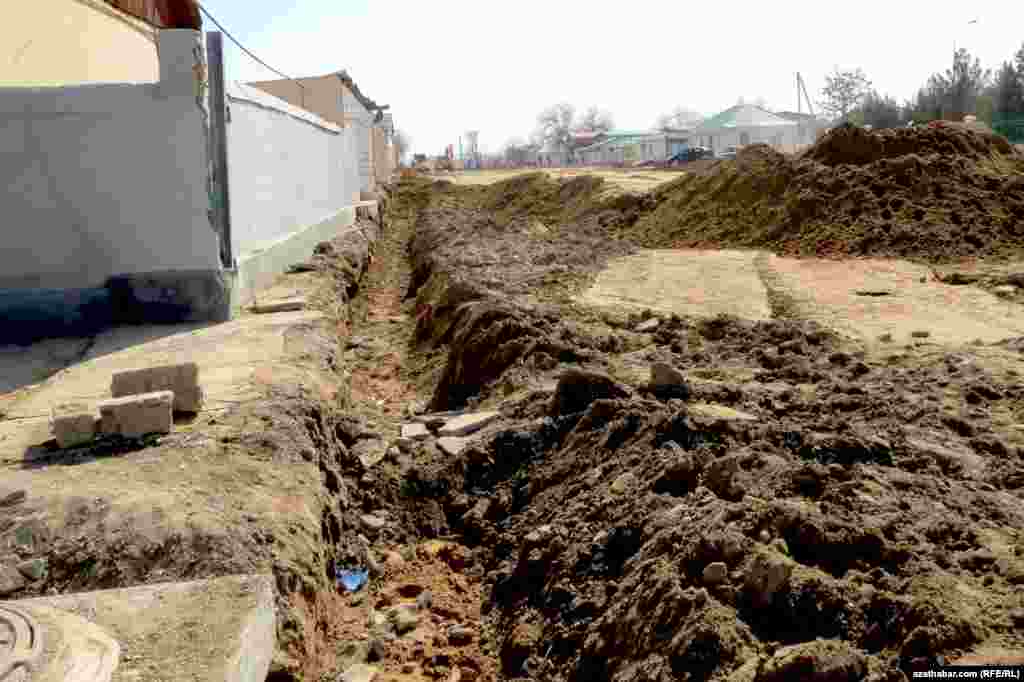 Ozalky Halturin köçesiniň ugrunda maşyn gatnawy juda köp bolany sebäpli, bu köçe bilen Hoja Ahmet Ýasawy köçesiniň çatrygynyň tozany jaýlaryň içinde hem demiňi tutýar diýip ýaşaýjylar aýdýarlar.