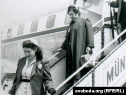 Галіна Руднік і яе цётка Барбара Вежбаловіч прылятаюць у Мюнхэн, 1954