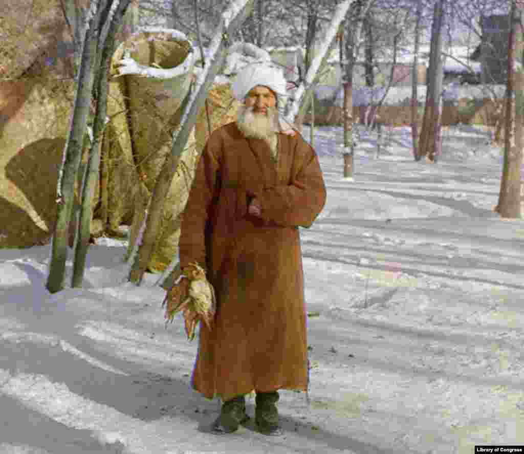 An old man, probably an ethnic Tajik, holds birds he has just caught near Samarkand, in present-day Uzbekistan. - Nevertheless, large parts of the empire remained untouched by industrial advances, and economic conditions in many places worsened during World War I.