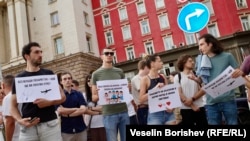  Участници в митинга пред постройката на някогашния Партиен дом, през днешния ден парламент в София 