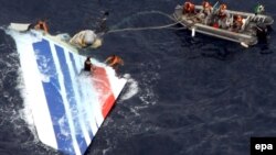 Спасатели собирают в Атлантическом океане обломки самолета авиакомпании Air France, 8 июня 2009