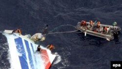Xilasedicilər Atlantik okeanı üzərində yoxa çıxmış Air France təyyarəsinin qalıqlarını çıxarırlar, 8 iyun 2009 