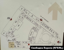 Площад "Желю Желев" се намира при "вход изток". Ремонтът се извършва около обозначения като "вход библиотека"