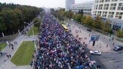 Шматтысячнае шэсьце па праспэкце Незалежнасьці ў раёне парку Чалюскінцаў