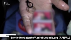 Обручка та фото, виявлені під час огляду останків військовослужбовця армії Росії
