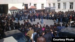 Azərbaycan Dövlət Pedoqoji Universitetin tələbələri etiraz zamanı (21 oktyabr)