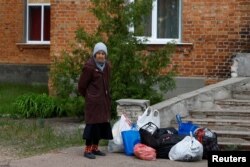 O locuitoare din Vovciansk, Zoia, de 72 de ani, în așteptarea evacuării din cauza noii incursiuni rusești, în regiunea ucraineană Harkov, 14 mai 2024.