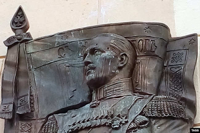 Фрагмент поврежденной мемориальной доски маршалу Маннергейму в Петербурге