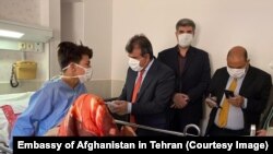 تهران کې د افغانستان سفیر عبدالغفور لېوال ټپي شويو افغانانو سره وکتل