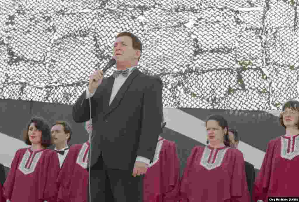 Kobzon performs wartime songs at a memorial day in Moscow, June 22, 1996.