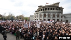 Armenia - Supporters of billionaire and opposition leader Samvel Karapetian rally in Yerevan, April 11, 2026.