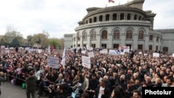 Armenia - Supporters of billionaire and opposition leader Samvel Karapetian rally in Yerevan, April 11, 2026.