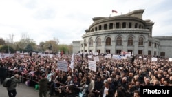 Armenia - Supporters of billionaire and opposition leader Samvel Karapetian rally in Yerevan, April 11, 2026.
