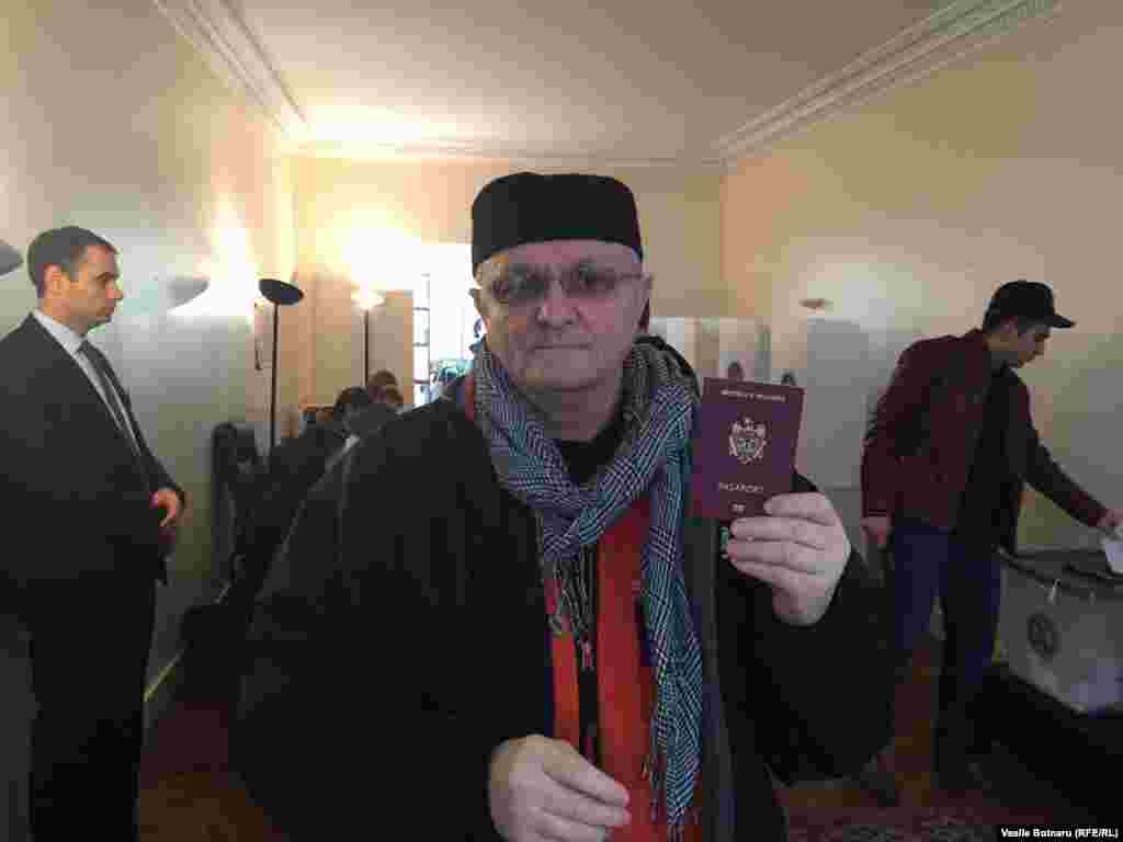 Jurnalistul Vasile Botnaru, la secția de votare de la Paris