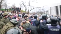 Саакашвили задержали в Киеве, его сторонники блокируют машины силовиков (видео)