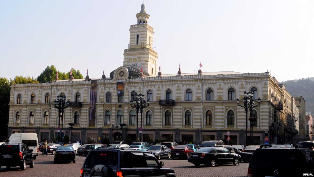 Игнорируя поставленные вопросы городское собрание грузинской столицы лишь укрепляет возникшие подозрения