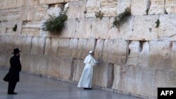 Իսրայել - Հռոմի Ֆրանցիսկոս պապը աղոթում է Երուսաղեմի Հին քաղաքի Արևմտյան պատի մոտ, 26-ը մայիսի, 2014թ․