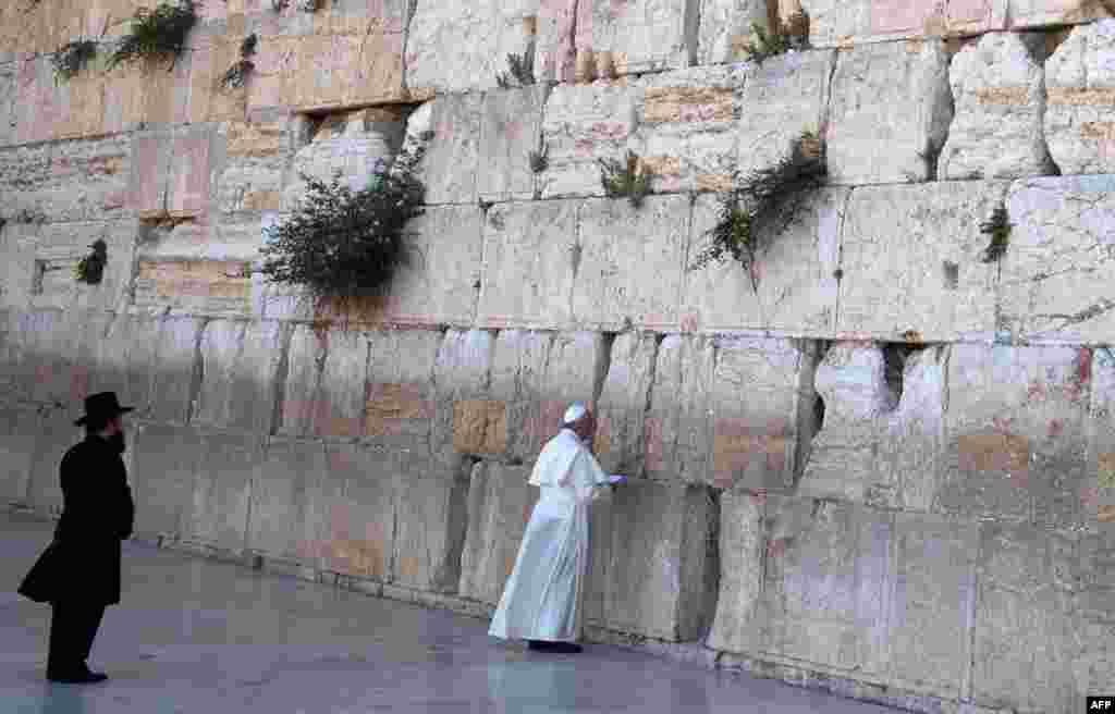 Pope Francis prays at the Western Wall in Jerusalem's Old City on May 26. (AFP/Menahem Kahana)