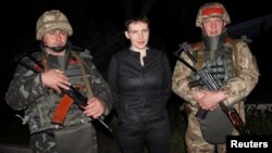 Nadia Savcenko cu militari ucraineni in apropiere de Slaviansk, 5 iunie, 2016.