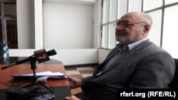 برای کسانی اولویت داده می‌شود که لیسانس هستند.