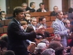 Алесь Шут выступае на «чарнобыльскім» паседжаньні Вярхоўнага Савета, чэрвень 1990