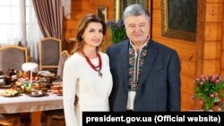 Президент Петро Порошенко разом з дружиною Мариною Порошенко привітали українців із Великодніми святами 