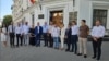 Membri ai blocului „Victorie” în fața sediului Curții Supreme de Justiție, după ce instanța le-a respins contestația împotriva refuzului CEC de a-i înregistra în cursa electorală pentru parlamentarele din 28 septembrie.