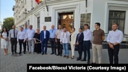 Membri ai blocului „Victorie” în fața sediului Curții Supreme de Justiție, după ce instanța le-a respins contestația împotriva refuzului CEC de a-i înregistra în cursa electorală pentru parlamentarele din 28 septembrie.