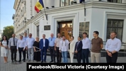 Membri ai blocului „Victorie” în fața sediului Curții Supreme de Justiție, după ce instanța le-a respins contestația împotriva refuzului CEC de a-i înregistra în cursa electorală pentru parlamentarele din 28 septembrie.