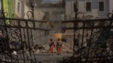 Спасители търсят оцелели сред руините, причинени от руските ракетни удари в украинския град Суми, 14 април 2025 г.