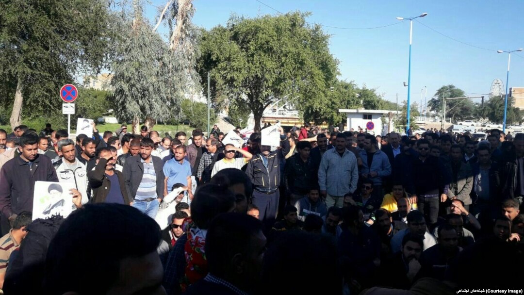 اعتراض صنفی کارگران نیشکر هفت‌تپه در شرایطی در شوش برگزار شد که فرمانده نیروی انتظامی روز سه‌شنبه هرگونه تجمع در این شهر را ممنوع اعلام کرده بود