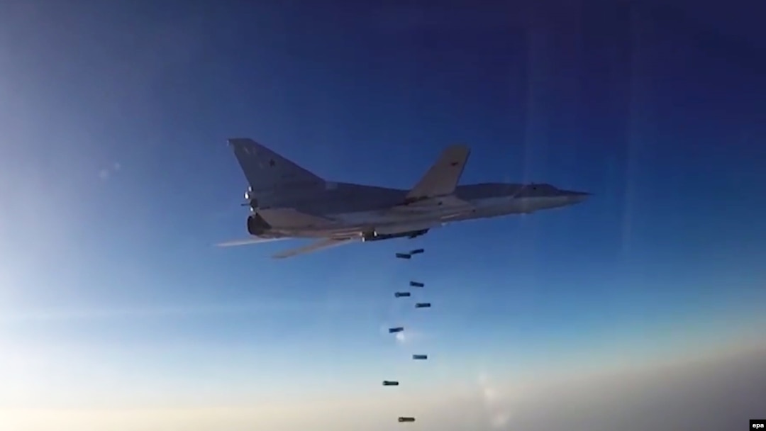 Российский бомбардировщик наносит удар по Алеппо 