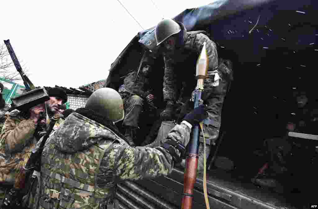 Поповнення проросійських бойовиків вивантажуються у Вуглегірську, 9 лютого 2015 року